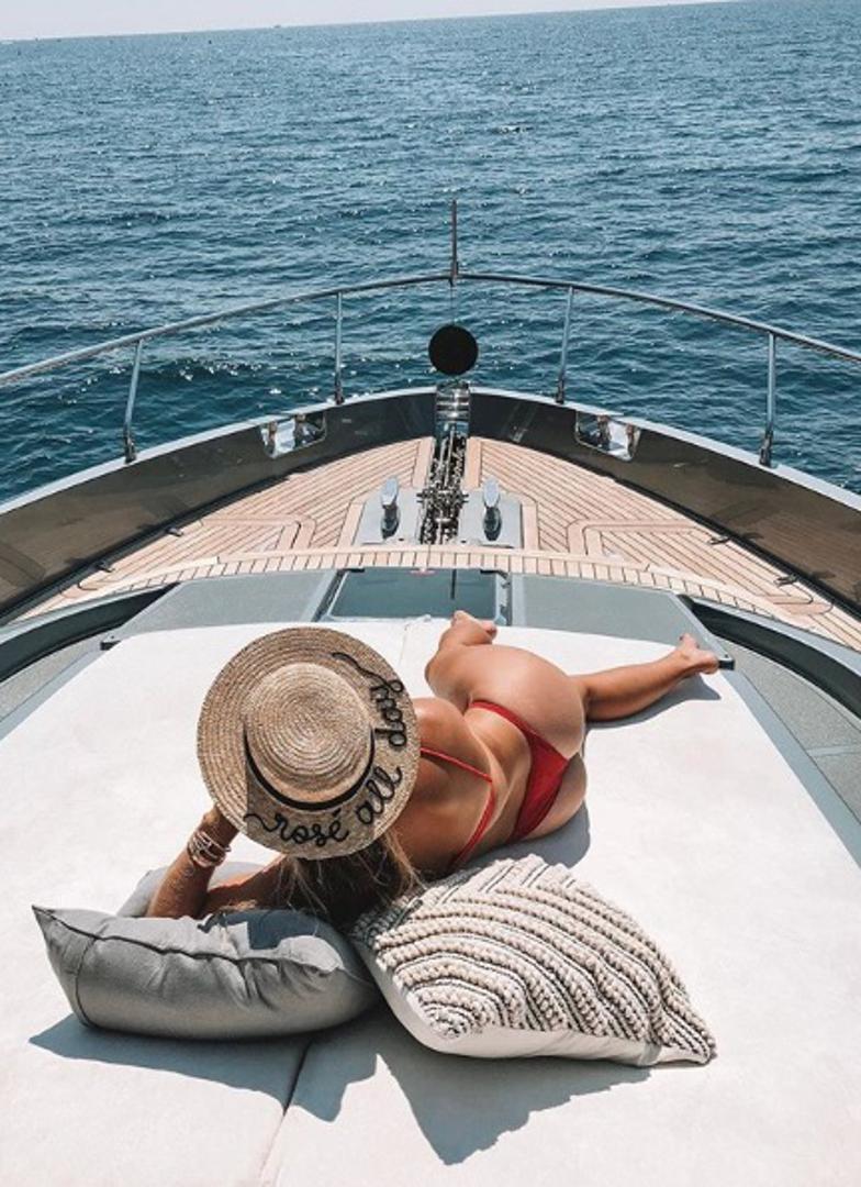 U društvu prijateljice ova 33. tenisačica svijeta krstari Mediteranom.