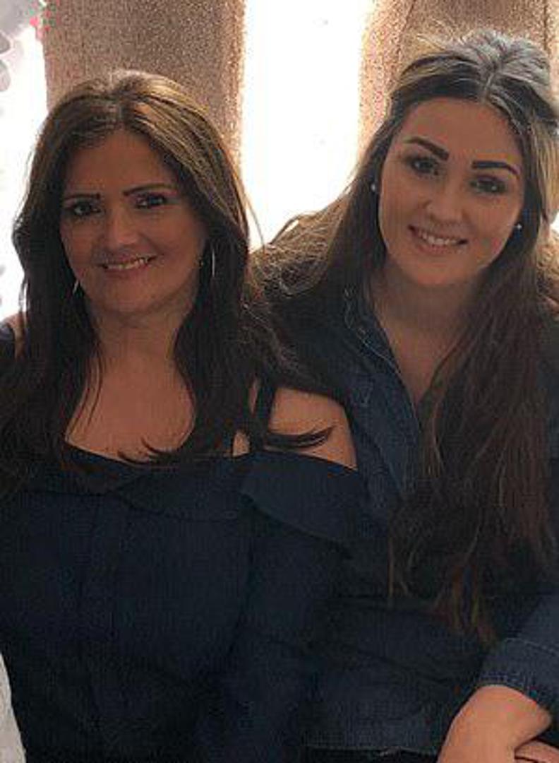 Stephanie Evans ima 27 godina, a njezina majka Claudia 62. Kći opisuje Claudiju kao "najbolju mamu ikad", a za MailOnline je rekla: "Brine o svom izgledu svakog jutra i večeri. Zajedno idemo u teretanu i uživamo u satima vježbanja".
