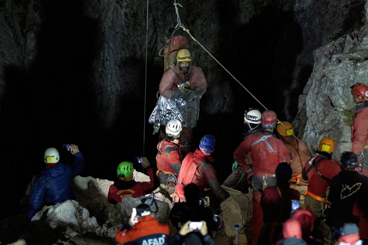 US caver rescued after days-long climb from 1,000 meters deep in Turkish cave