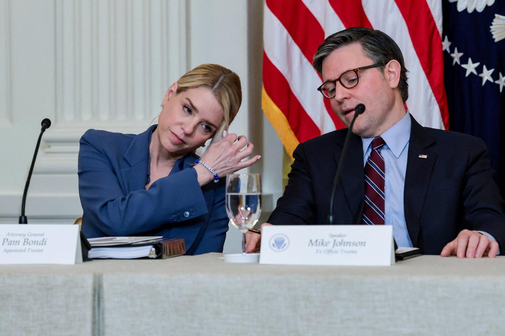 U nacionalnu politiku probila se zahvaljujući bliskom odnosu s Donaldom Trumpom. Bila je istaknuta govornica na Republikanskoj nacionalnoj konvenciji 2016. godine, a kasnije je postala dio njegova pravnog tima tijekom prvog postupka opoziva.