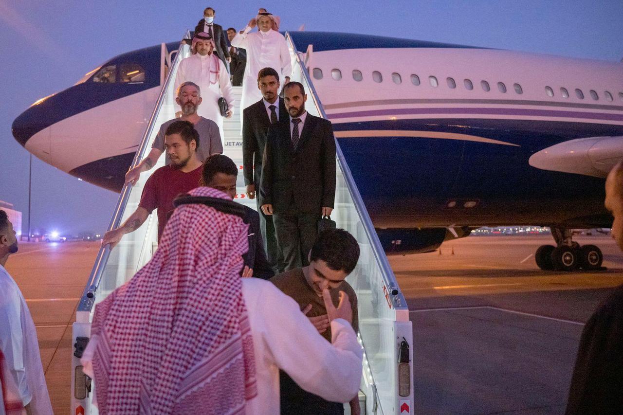 A plane carrying 10 prisoners of war (five British citizens, one Moroccan, one Swede, one Croat, and two Americans) are seen arriving, following successful mediation efforts by Saudi Arabia’s Crown Prince Mohammed bin Salman, from Russia to King Khalid I