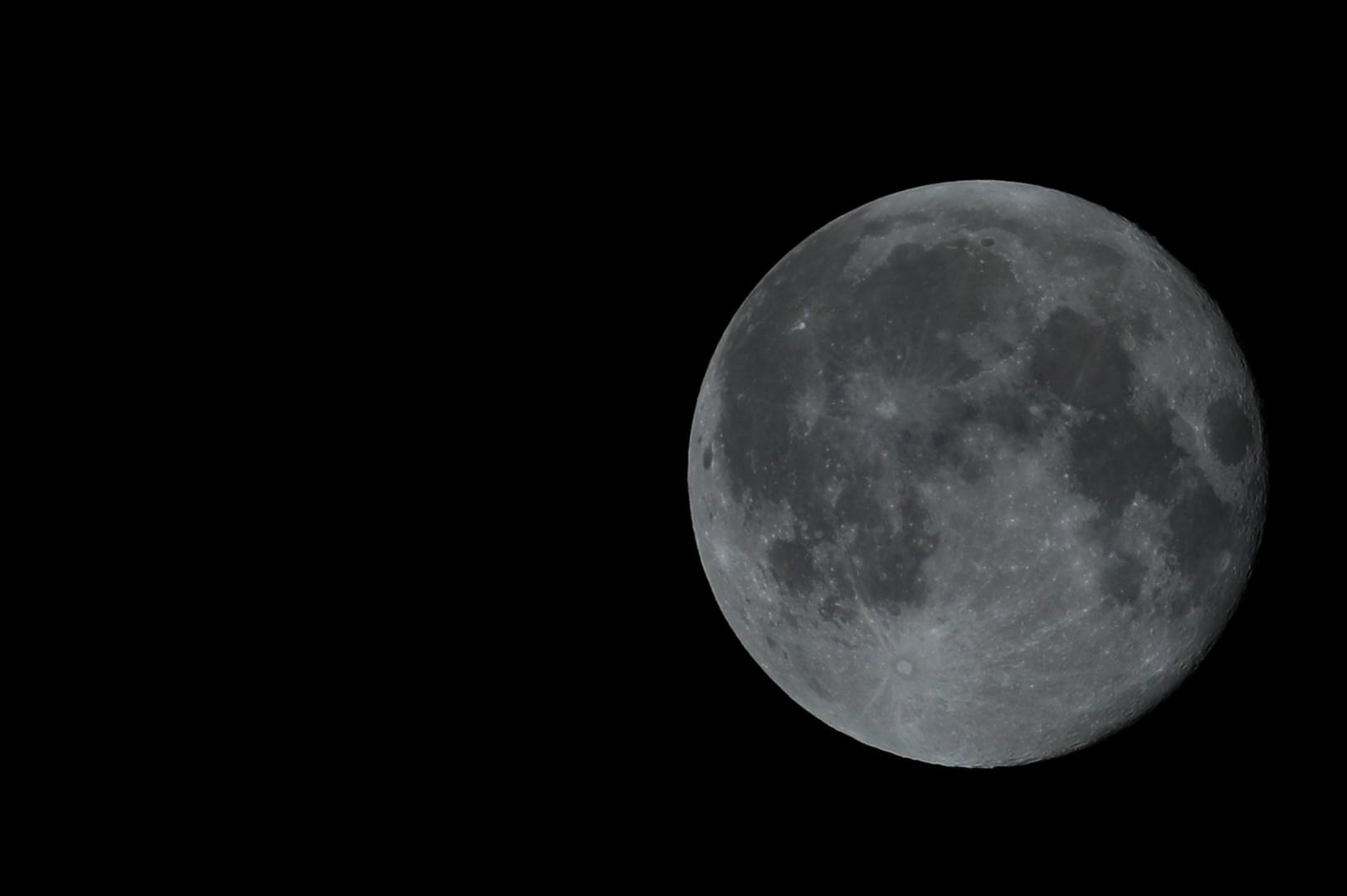 Petak donosi astrološki spektakl s moćnim punim Mjesecom u znaku Škorpiona. Ovaj intenzivan tranzit obećava duboke emocionalne spoznaje, prekretnice u odnosima i priliku za otpuštanje svega što nas koči, prenosi Astrology Cafe. 