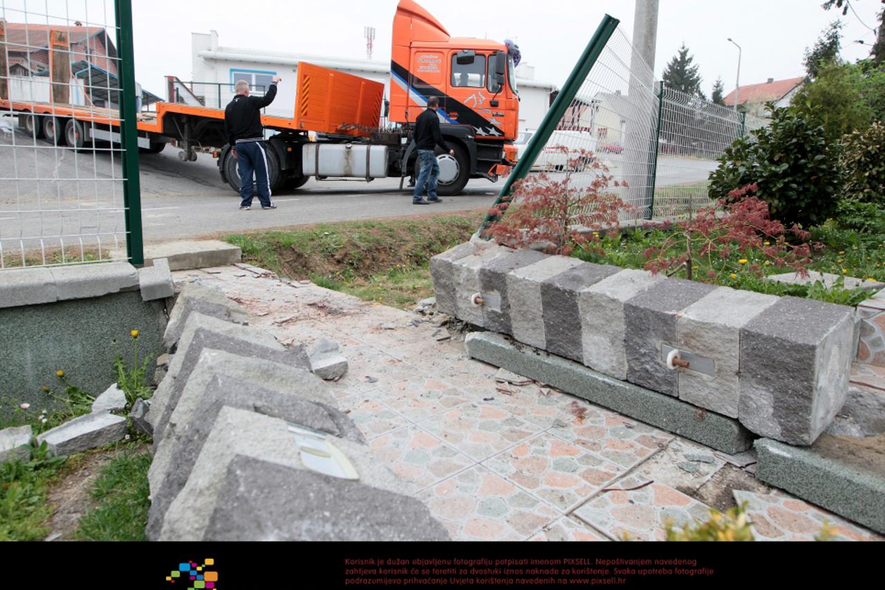 Kamion se zabio u ogradu (1)