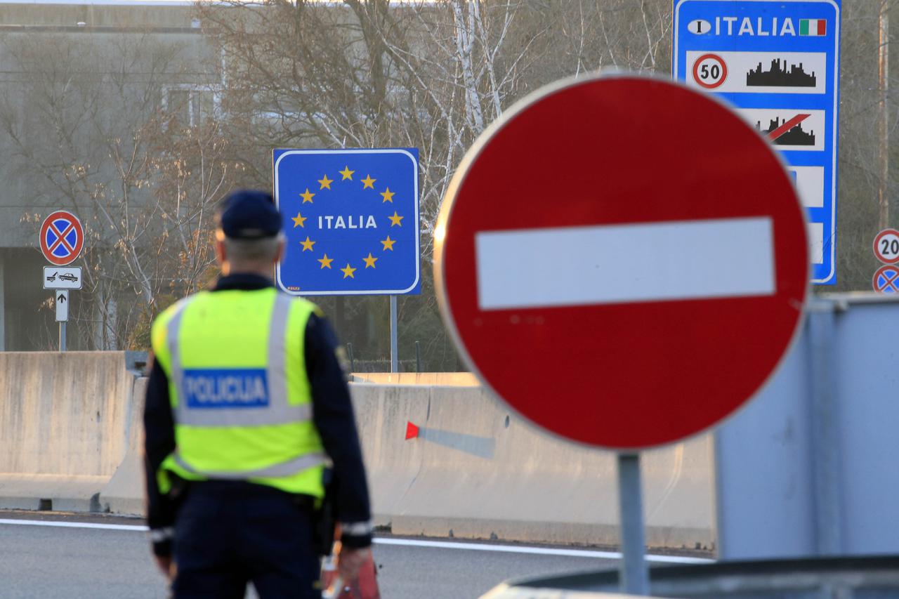 Kontrola zdravlja putnika na granici između Slovenije i Italije