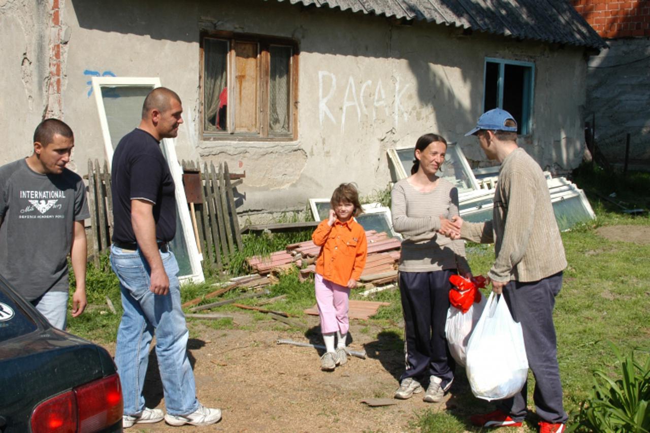 '03.05.2010., Bjelovar - Antonio Rogic, predsjednik Udruge Siromah za siromaha, poceo pomagati siromasnima, a prva je na redu obitelj Nikoline Konjusic i Tihomira Varvira, koji nevjencano zive s cetve