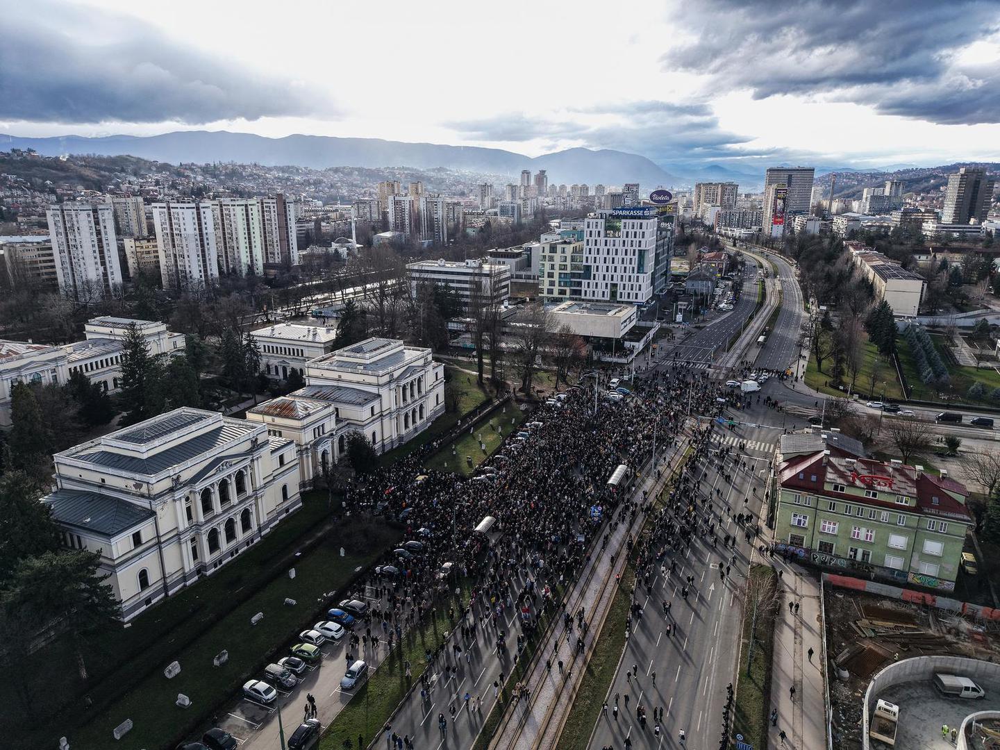 Prosvjednici su se mirno okupili s transparentima na kojima su pokušali poslati poruke vlastima da je dosta tragedija na cestama.