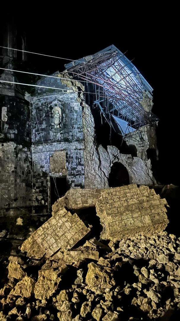 U obližnjem gradu Pilaru, stanovnik Archel Coraza rekao je da je većina njegove obitelji spavala kada se njihova kuća počela snažno tresti. „Probudio sam ih i svi smo istrčali na ulicu“, rekao je za DZMM. Coraza, koji živi blizu obale, rekao je da je vidio kako se morska voda povlači nakon potresa.

