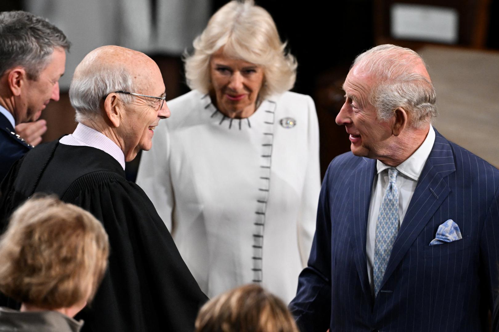 Već pri dolasku u Sjedinjene Američke Države, Camilla je ton posjeta postavila i diplomatskim Cartierovim brošem. Riječ je o upečatljivom komadu s motivima britanske i američke zastave, koji je kraljici Elizabeti II darovao gradonačelnik New Yorka Robert F. Wagner tijekom njezina posjeta 1957. godine.