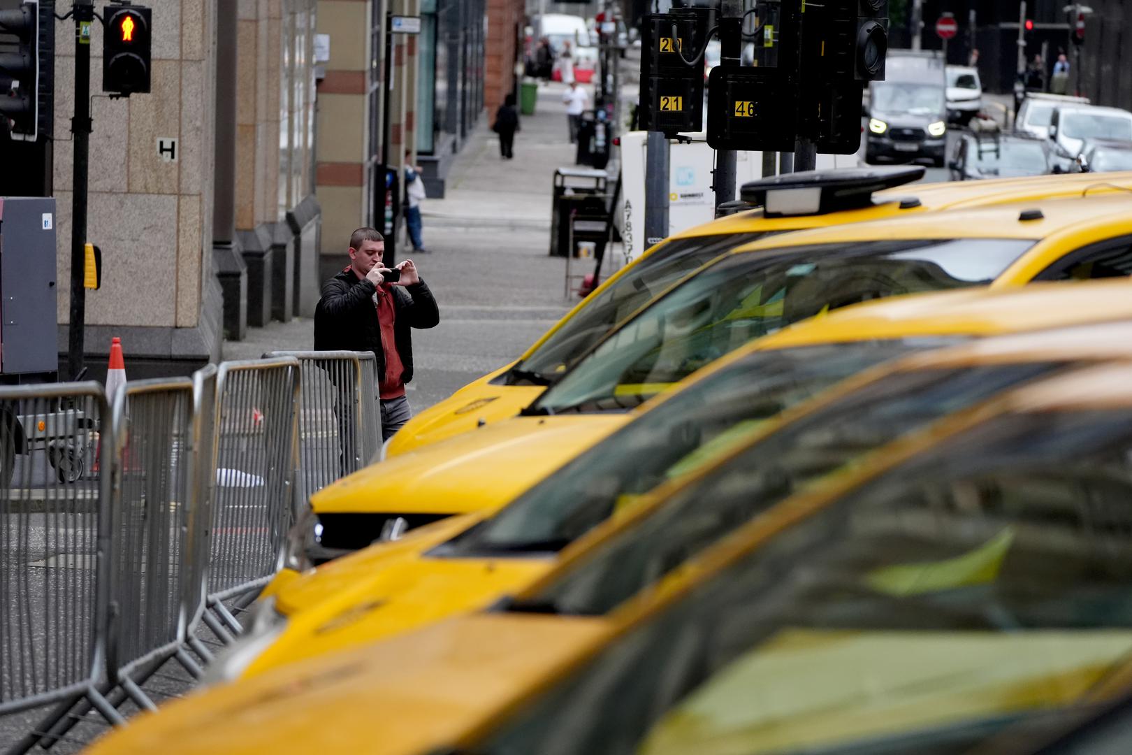 Početna naknada, odnosno iznos koji taksimetar pokazuje čim sjednete u vozilo, iznosi 3 dolara, što je otprilike 2,80 eura. Nakon toga, cijena se obračunava kombinacijom prijeđene udaljenosti i vremena provedenog u vožnji, što znači da prometne gužve mogu značajno povećati konačni račun. Svakih 0,3 kilometra vožnje košta dodatnih 0,70 dolara, što cijenu po kilometru diže na otprilike 2,17 eura. 