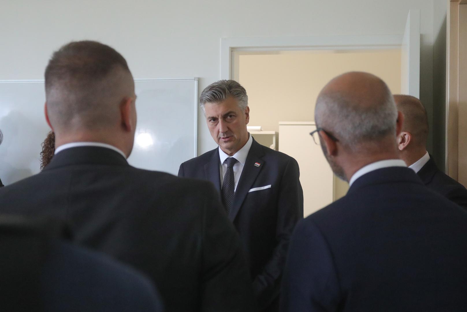 U školi  danas imamo 58 nastavnika te nešto manje od 600 učenika, dodao je Čelebić.