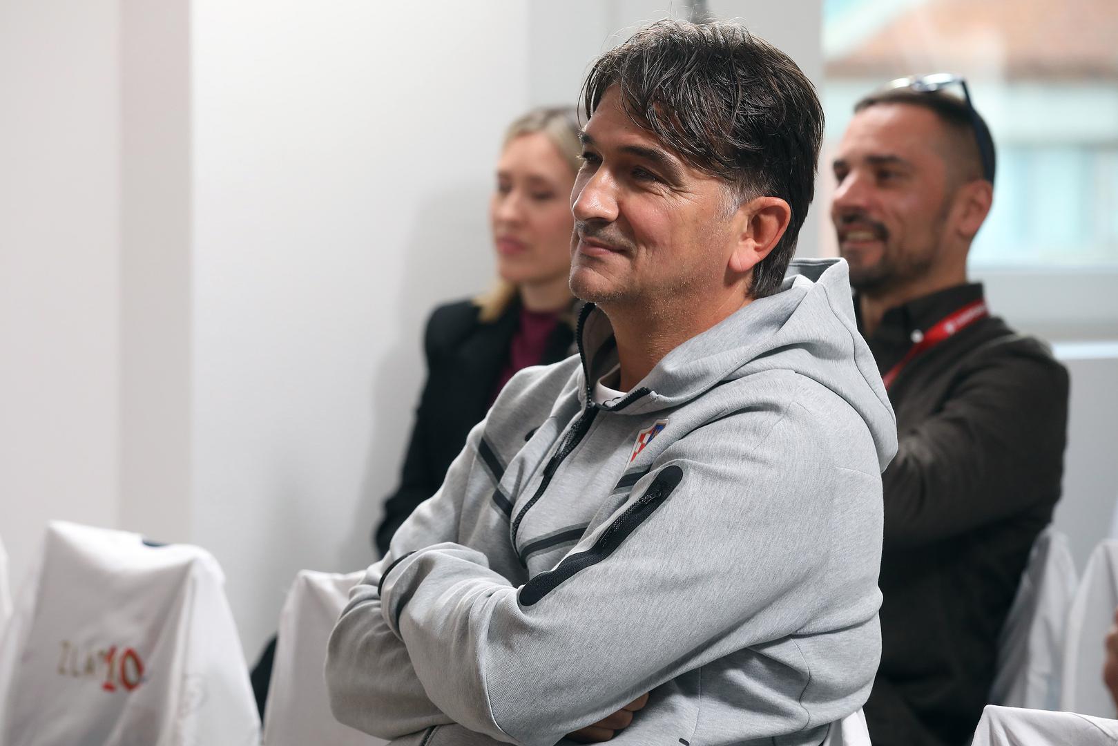Izbornik Zlatko Dalić vozi BMW sedme serije vrijedan oko 46.000 eura koji je dobio na poklon od vlasnika Al Aina, kluba iz Emirata koji je trenirao tri godine i nakon kojeg je preuzeo hrvatsku reprezentaciju. Iako u HNS-u ima pristojnu plaću, Zlatko se još nije odlučio na akviziciju te i dalje vozi svoj vjerni BMW