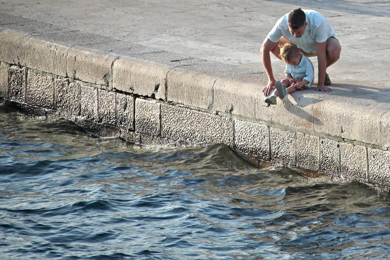 Manji broj turista uživa u sunčanom danu u Korčuli