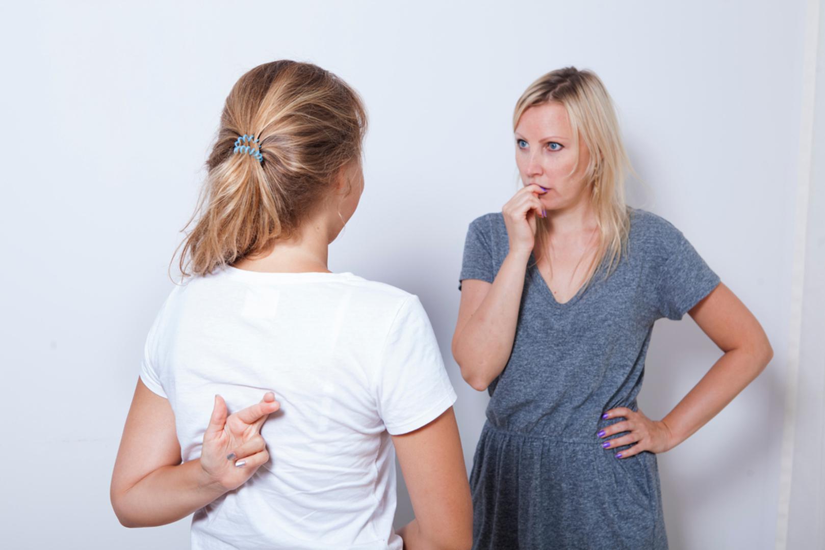 Laganje je dio ljudskog ponašanja i svi smo se barem jednom našli u situaciji da ga pokušamo prepoznati. Iako se riječi mogu pažljivo birati, tijelo često otkriva ono što želimo sakriti. Neverbalni znakovi poput pogleda, položaja tijela ili sitnih nesvjesnih pokreta mogu odati da osoba nije iskrena. Stručnjaci su za BestLife otkrili na što obratiti pažnju u razgovoru s potencijalnim lažljivcima.