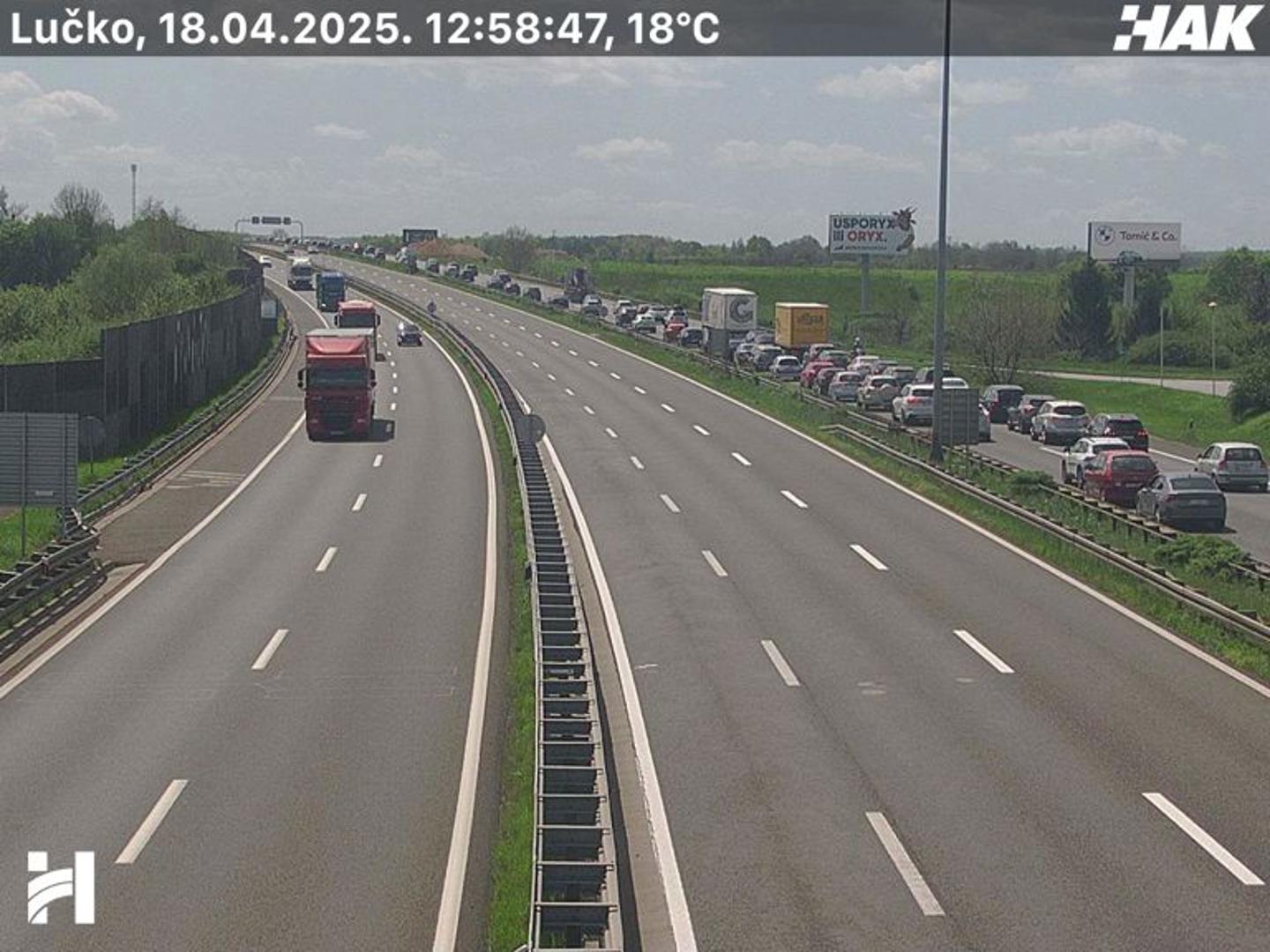 Slično je i na drugim autocestama. Na A2 Zagreb–Macelj pojačan je promet u smjeru Zagreba, dok se na A3 Bregana–Lipovac, uključujući i zagrebačku obilaznicu, vozi usporeno između čvora Jankomir i naplate Zagreb istok prema Lipovcu. 