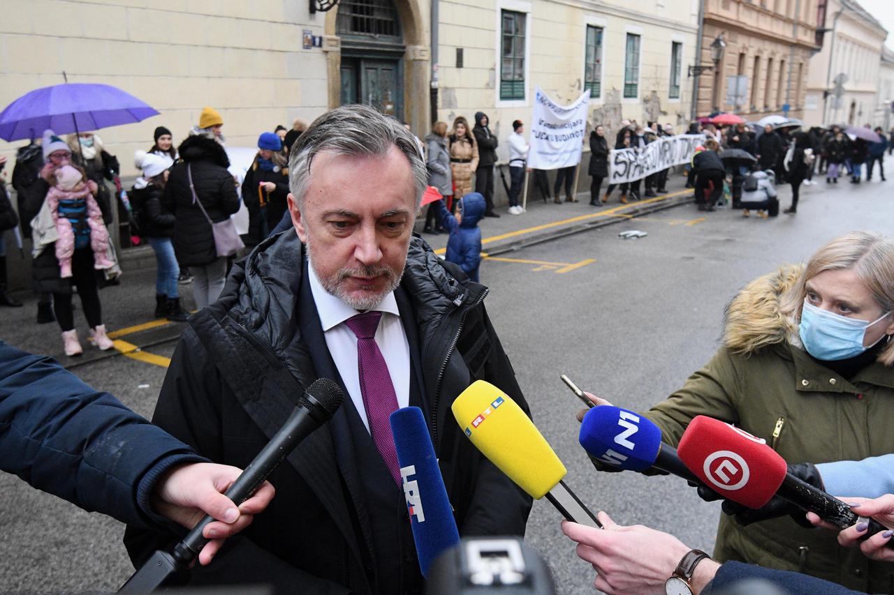Zagreb: Prosvjed roditelja odgajatelja ispred Gradske skupštine zbog najave modificiranja te mjere