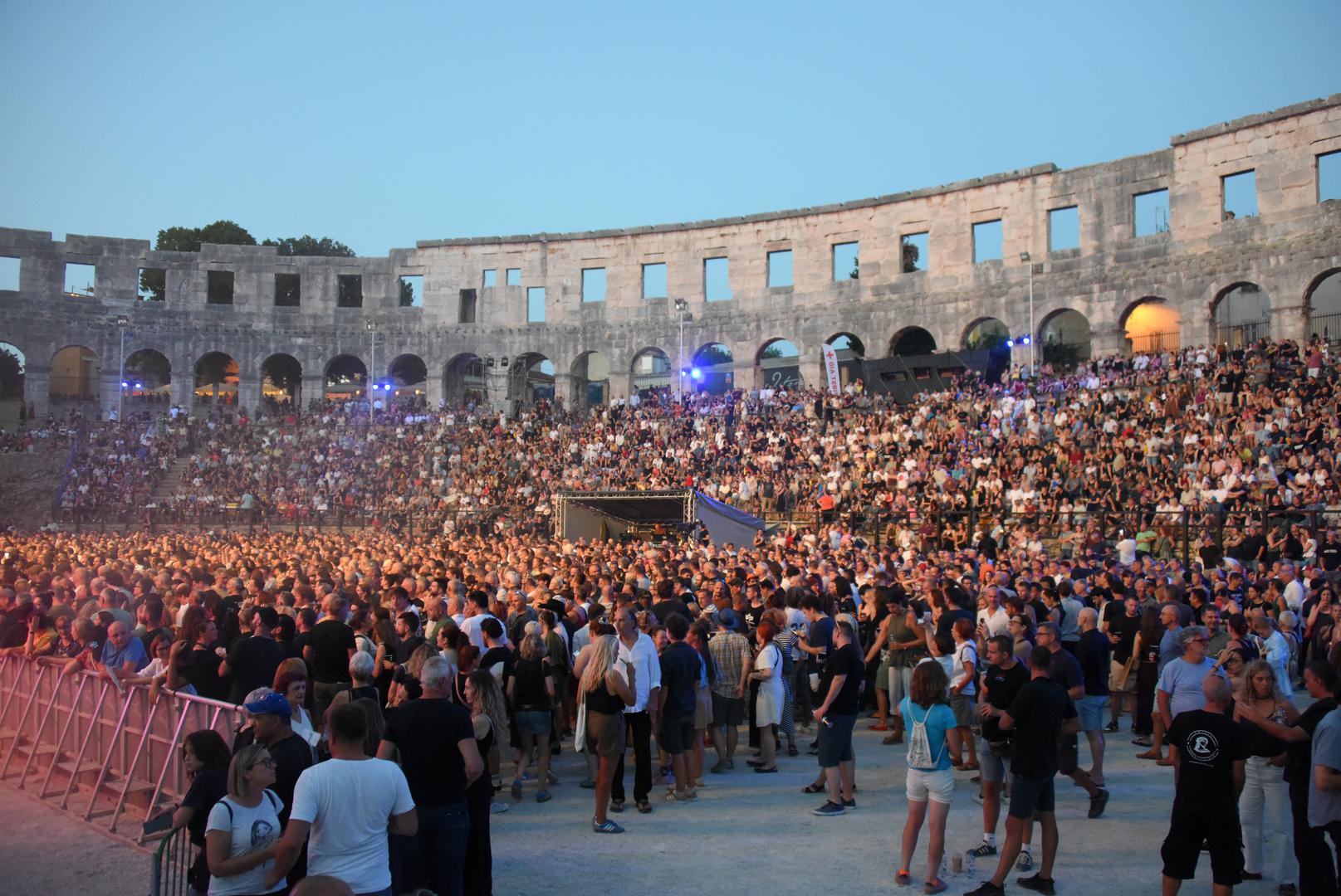 Nakon koncerata u prekrasnom ambijentu antičke Arene, turneja se nastavlja 7. kolovoza u Beogradu
