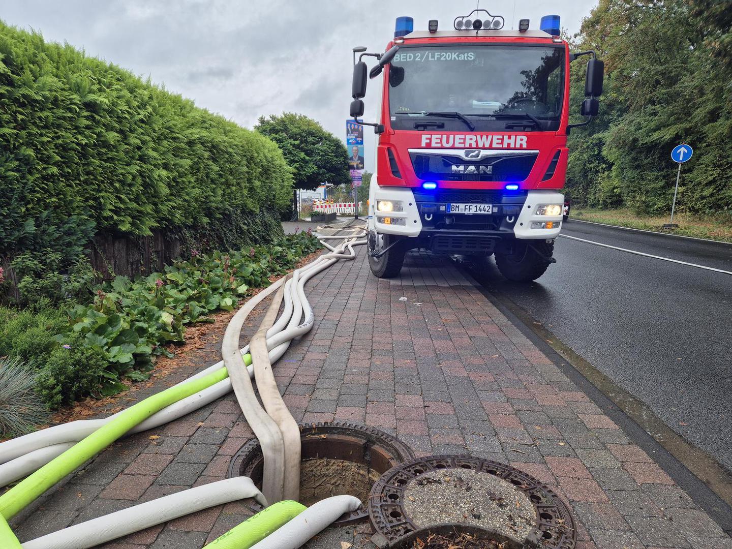 09 September 2025, North Rhine-Westphalia, Bedburg: A fire department vehicle pumps water into a canal. Heavy rain in the south-west of North Rhine-Westphalia this morning led to numerous police and fire department operations. Photo: Sascha Thelen/dpa Photo: Sascha Thelen/DPA