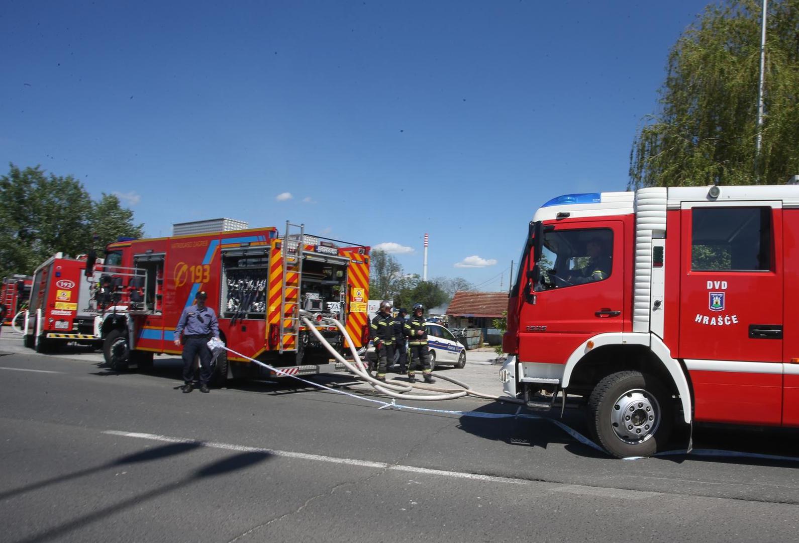 04.05.2021., Zagreb - Pozar u reciklaznom dvoristu na adresi Sarajevska cesta je lokaliziran, a u tijeku je raskapanje i dogasivanje. vatra je zahvatila cetiri kontejnera s plastikom i papirom, a na teren je izisla Javna vatrogasna postrojba s 21 vatrogascem i sest vatrogasnih vozila, uz Dobrovoljna vatrogasna drustva Botinec, Hrasce i Sveta Klara. Uzrok pozara bit ce poznat nakon policijskog ocevida.Photo: Matija Habljak/PIXSELL