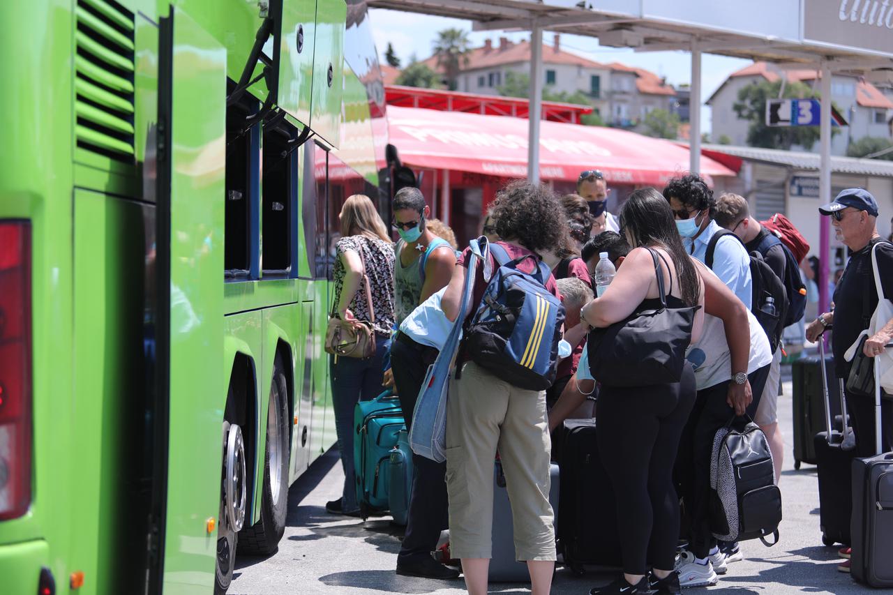 Split: Popuštanjem mjera povećane su gužve u autobusu koji putuje za Dubrovnik