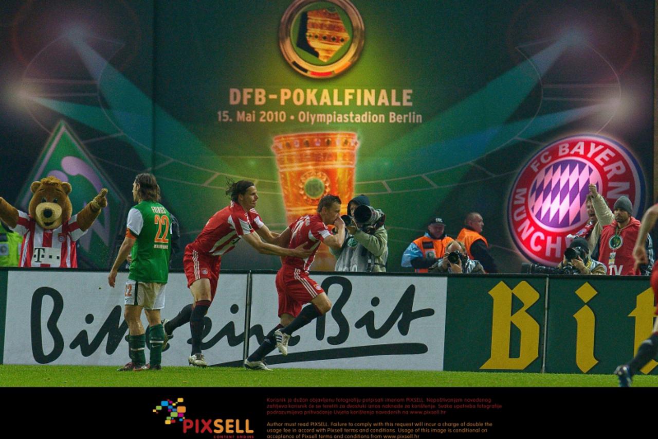 '15.05.2010, Olympia Stadion, Berlin, GER, DFB Pokal Finale 2010,  Werder Bremen vs Bayern Muenchen im Bild  Jubel bei Ivica Olic (Bayern #11) und Martin Demichelis (Bayern #6) waehrend Torsten Frings