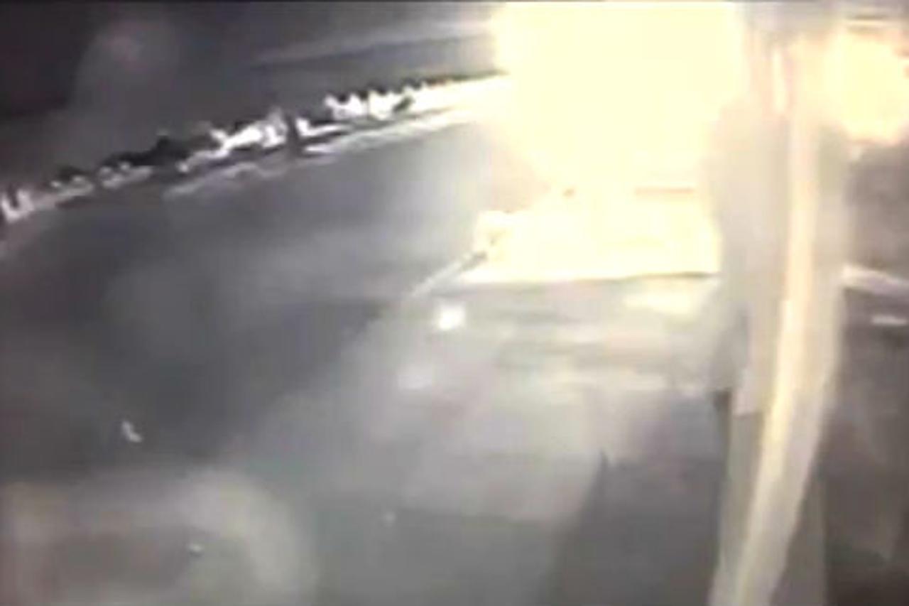 Trenutak eksplozije automobila Michaela Hastingsa