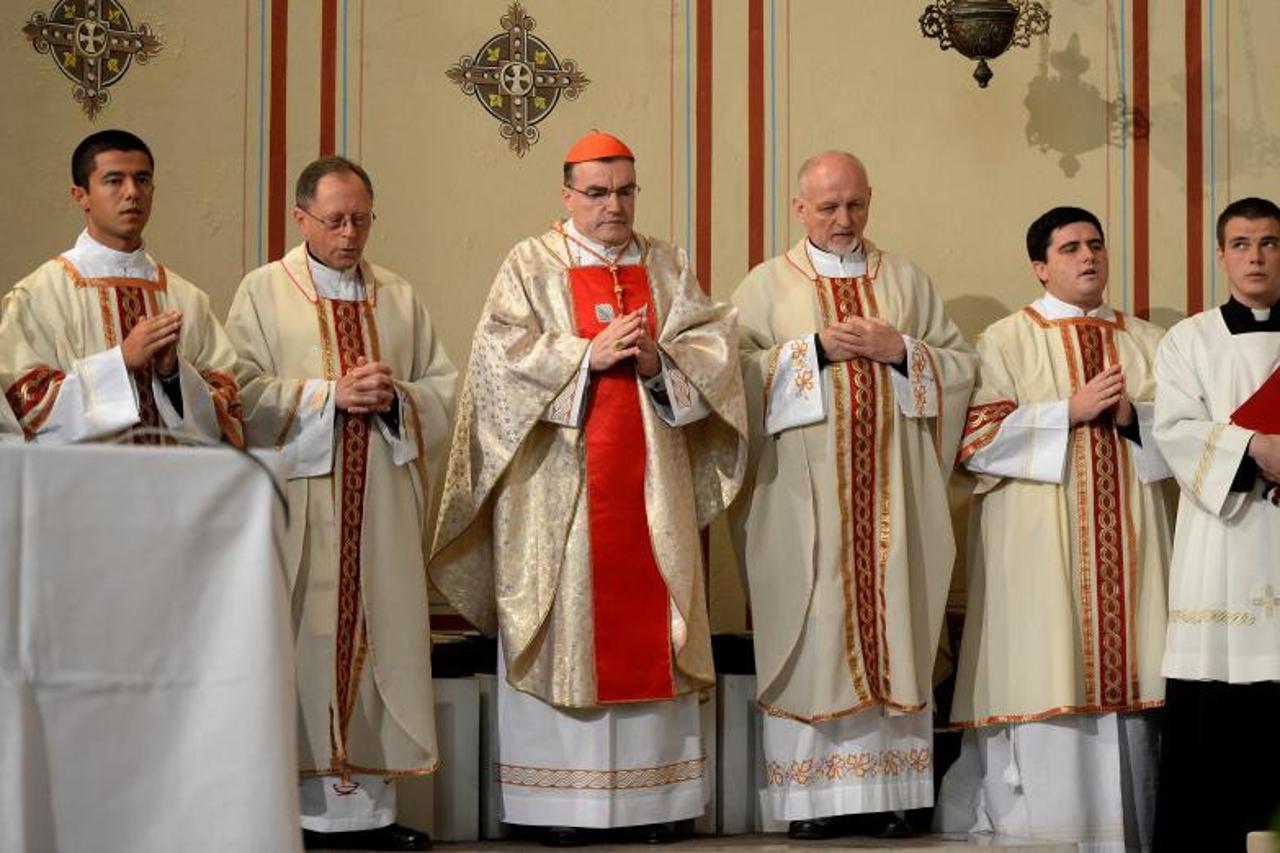 Kardinal Bozanić predvodio misu na Mirogoju