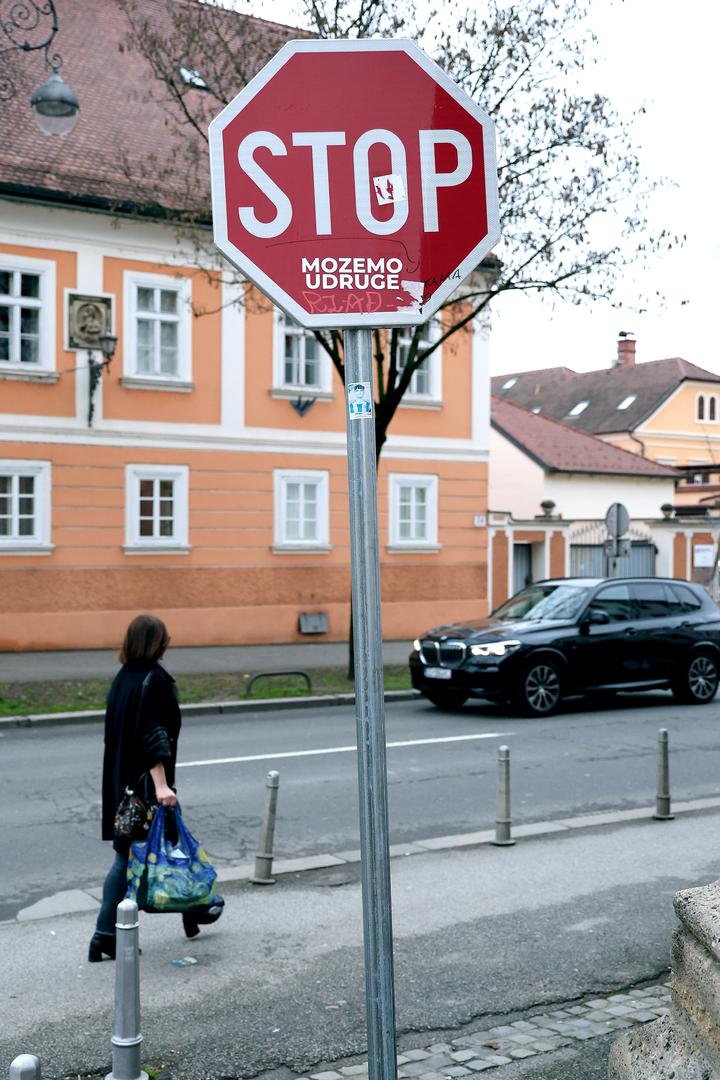 Znak je privukao pažnju prolaznika te otvorio pitanje o transparentnosti financiranja.