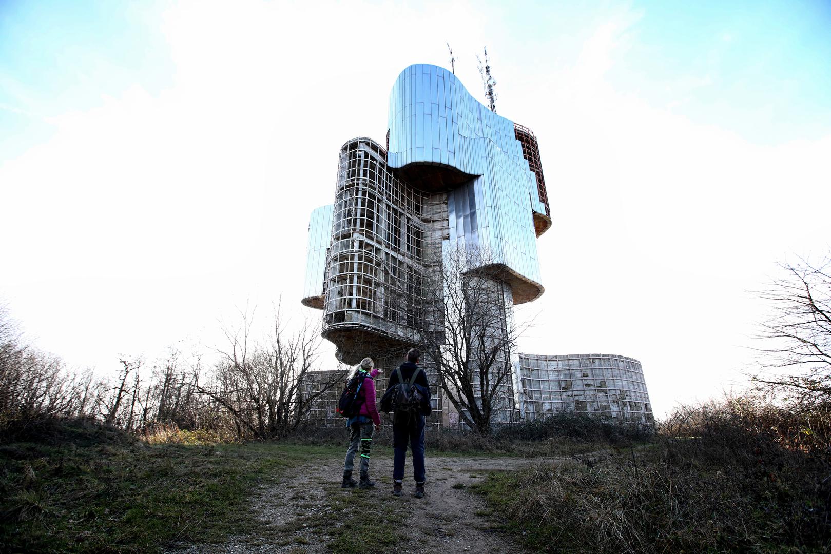 Ironično, najveća prepreka obnovi danas je birokracija. Spomenik pravno ne postoji; nije upisan u katastar ni zemljišne knjige.