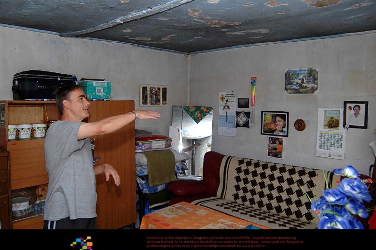 \'14.10.2011., Sisak - Jasmin Mehulic, u ocekivanju gradskog stana, vec godinama zivi u trosnoj kuci u Ulici Nikole Tesle. Photo: Nikola Cutuk/PIXSELL\'