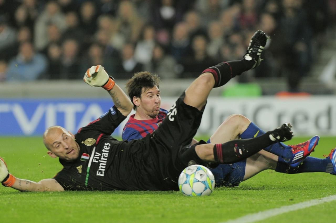 'Barcelona\'s Argentinian forward Lionel Messi (R) fights for the ball with AC Milan\'s goalkeeper Chistian Abbiati during the Champions League quarter-final second leg football match FC Barcelona vs 