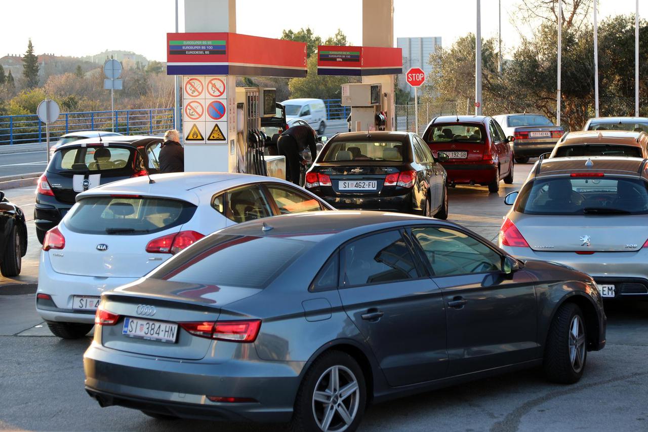 Gužve na benzinskim postajama zbog sutrašnjeg rasta cijena goriva