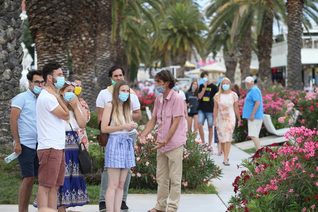 Split: Turisti razgledavaju grad