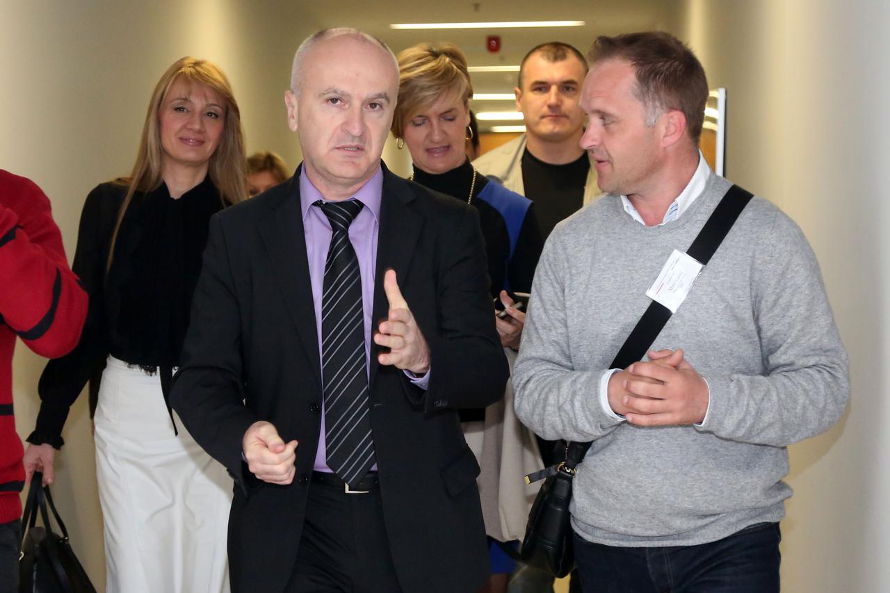 30.03.2015., Vodice - U vodickom hotelu Olimpia odrzan je 8. drzavni skup ucitelja i nastavnika povijesti. Skupu su nazocili i visoki vojni duznosnici kako bi priblizili nastavnicima temu domovinskog rata i 20 godina od VRO Oluja