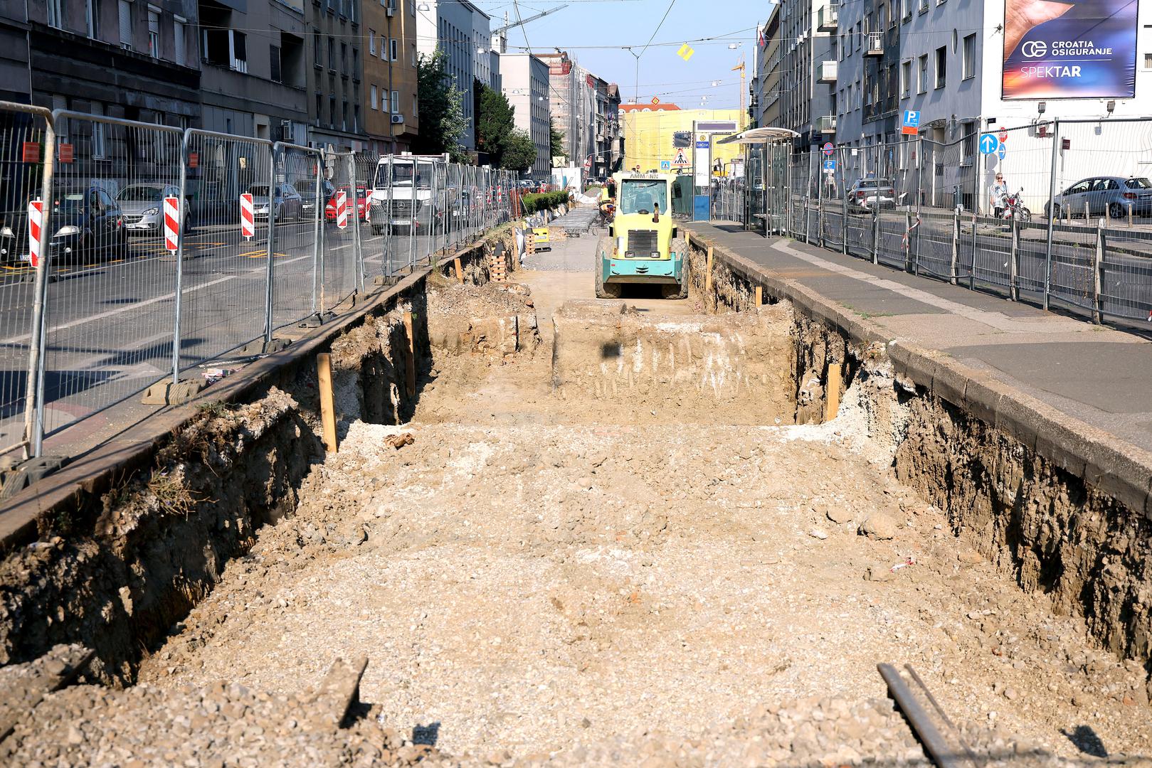 Podsjetimo, u lipnju su započeli radovi na obnovi tramvajske infrastrukture u Ulici kralja Zvonimira. Obnavlja se dotrajala kolosiječna konstrukcija i tramvajske skretnice.