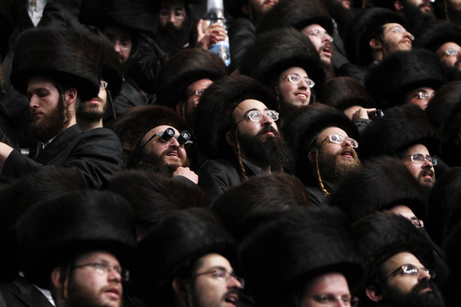 Еврейское приветствие. Hasidic Jews. Ортодоксальные хасиды. Еврейская шапка штраймл.
