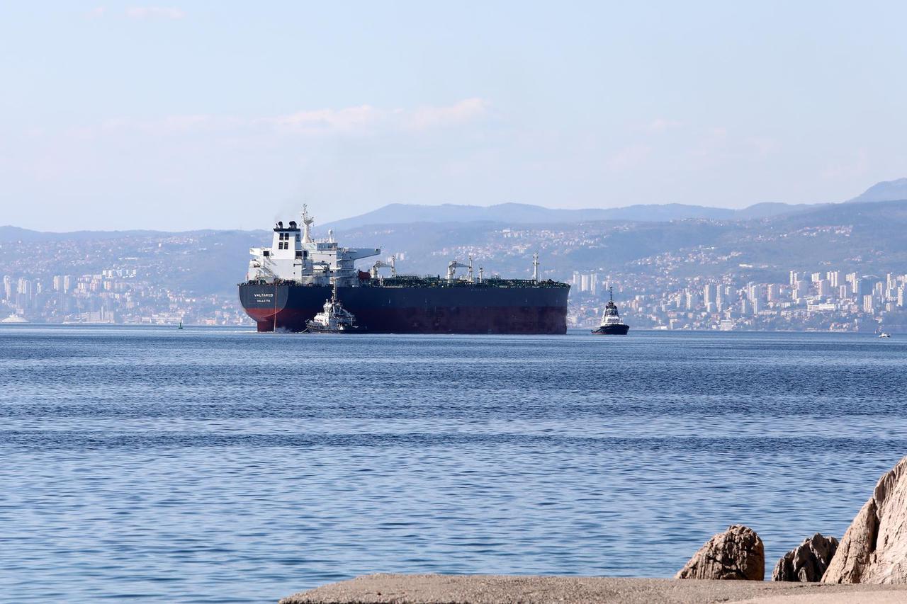 Tanker Valtamed Valletta isplovljava s terminala u Omišlju