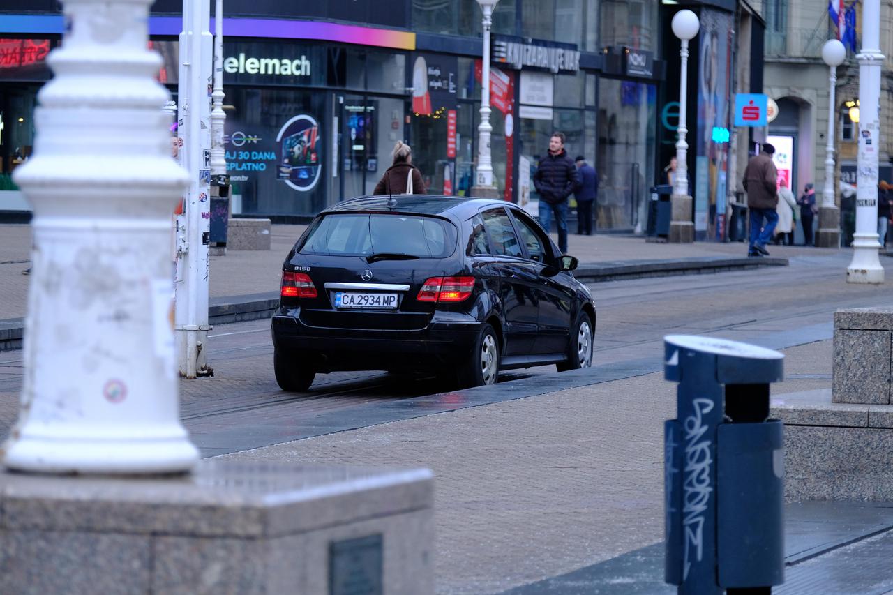 Zagreb: Turisti autom zalutali na glavni Trg, a zatim i u prolaz ispod nebodera