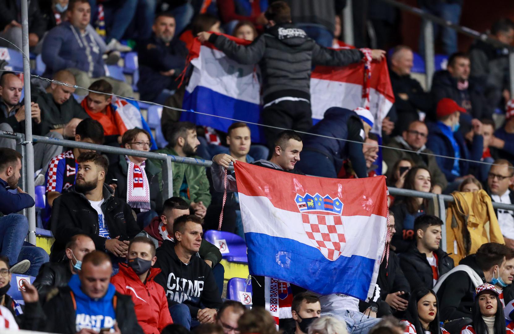 Na njemu će se večeras skupilo 7,000 ljudi što je rijetko vidjeti u ovim vremenima pandemije, pomalo ljubomorno napominju Francuzi