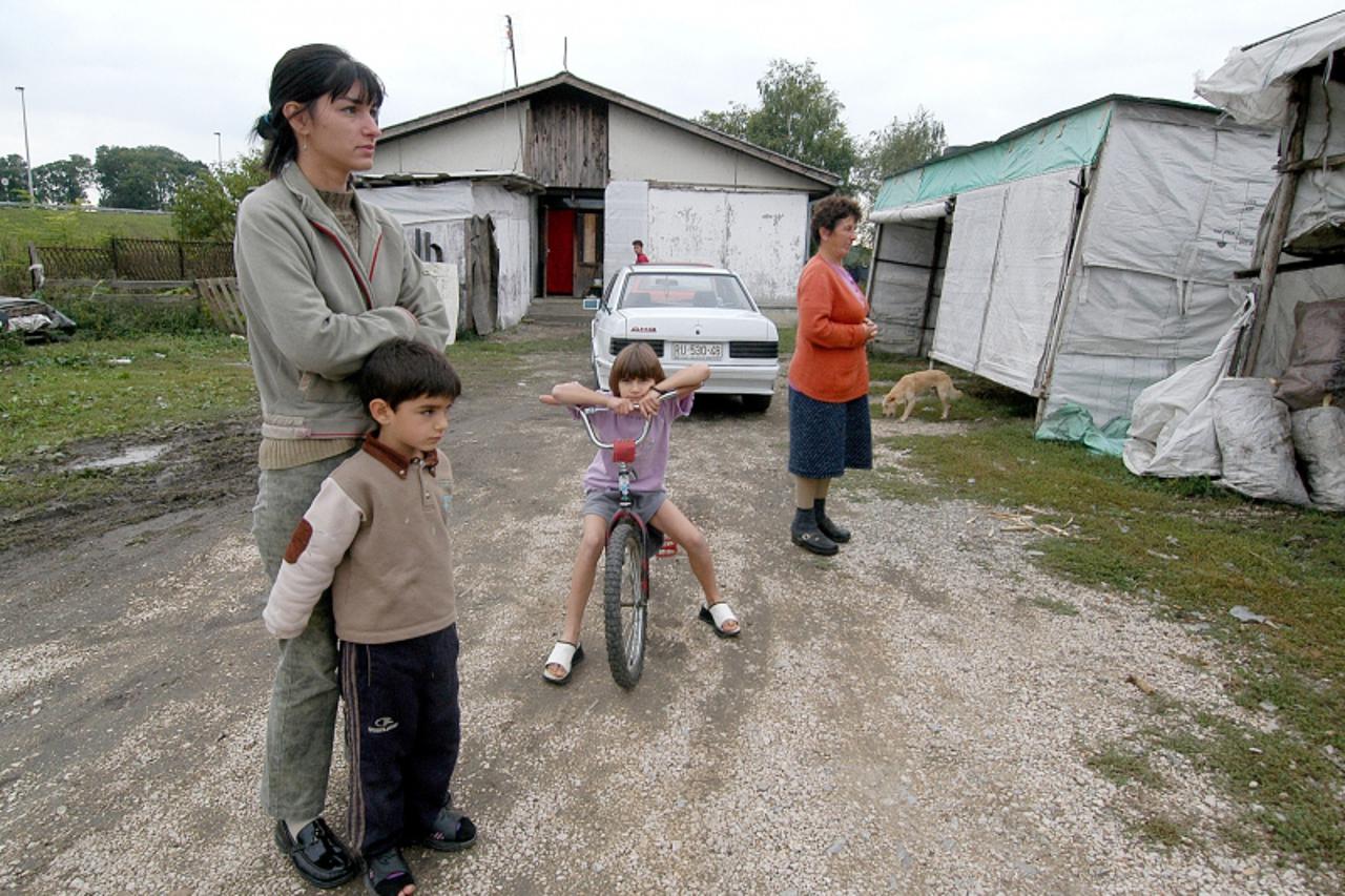 'unu..beograd...02.10..2004. simunovci-divlji izbjeglicki centar za srbe izbjegle iz hrvatske snimio:boris scitar izbjeglice'