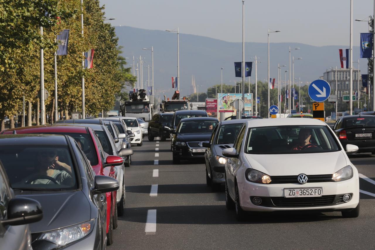 Zagreb: Gužva na Aveniji Većeslava Holjevca zbog radova u Ulici SR Njemačke