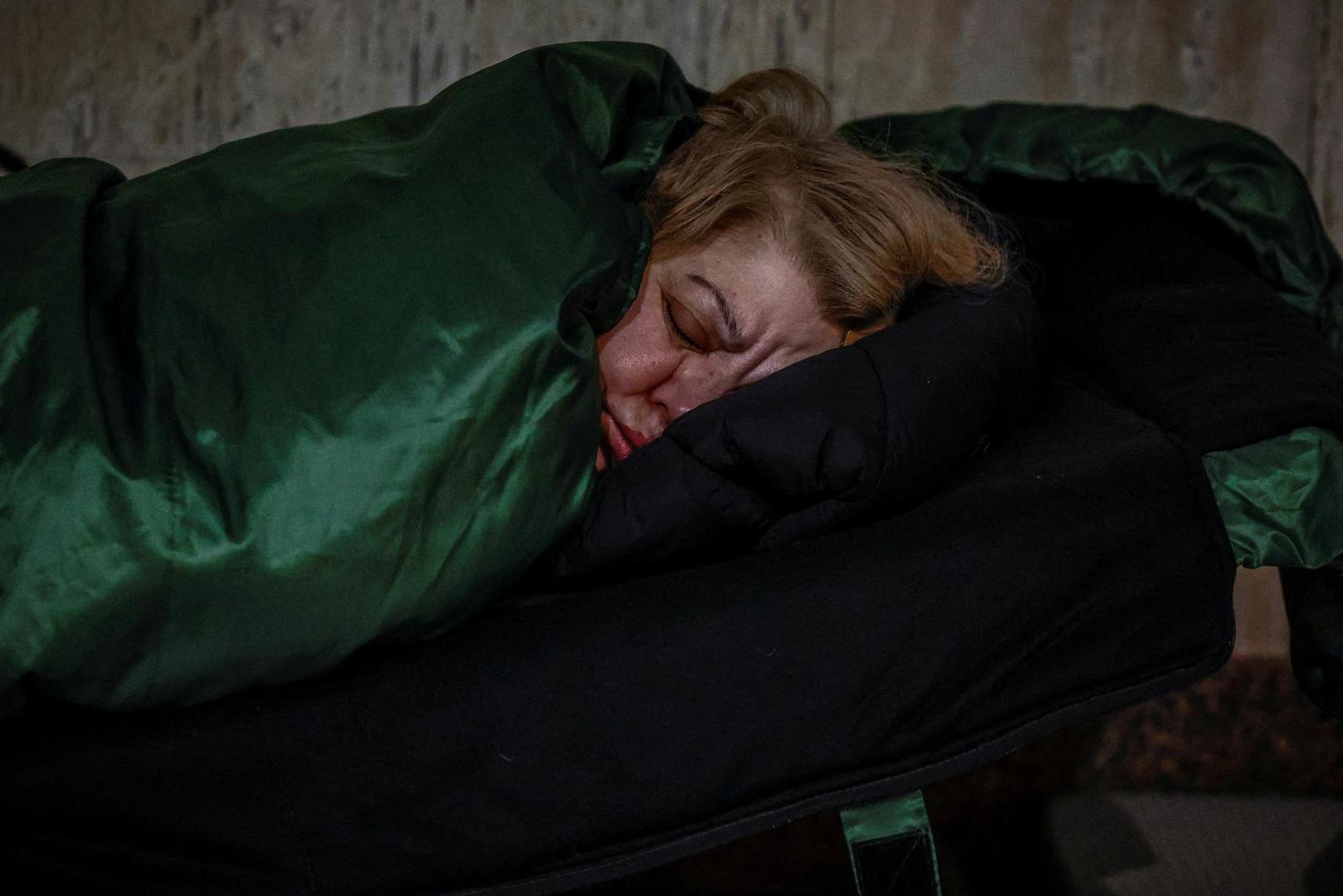 "Milijuni djece i obitelji pobjegli su iz svojih domova u potrazi za sigurnošću, a jedno od troje djece i dalje je raseljeno četiri godine nakon početka ovog nemilosrdnog rata. Za djecu u Ukrajini sigurnost je sve teže dostupna jer napadi na civilna područja nastavljaju se diljem zemlje. Na mnogo načina rat prati ovu djecu", rekla je Regina De Dominicis, direktorica UNICEF-a za Europu i središnju Aziju.
