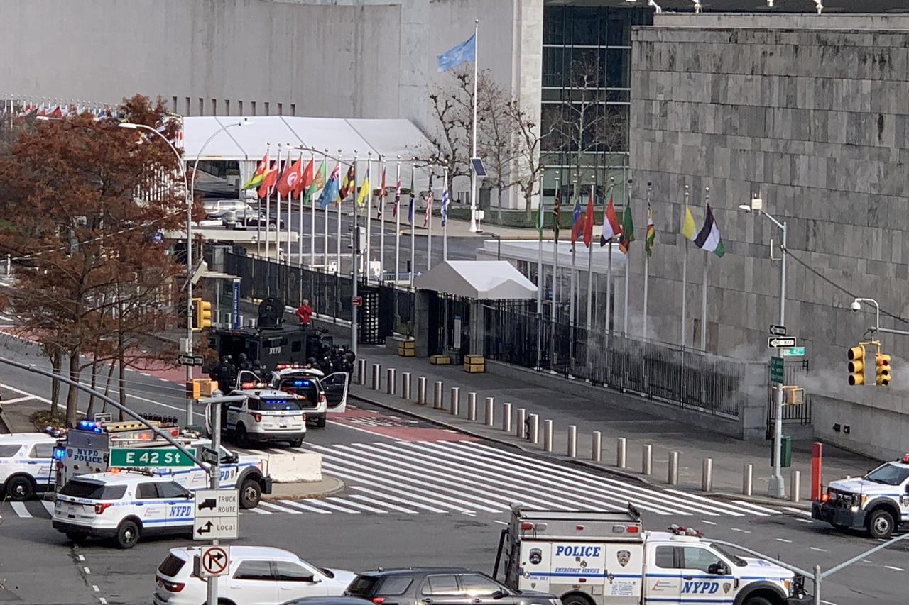 ?ovjek s pištoljem ispred sjedišta UN- a u New Yorku, policija ga nagova da preda oružje