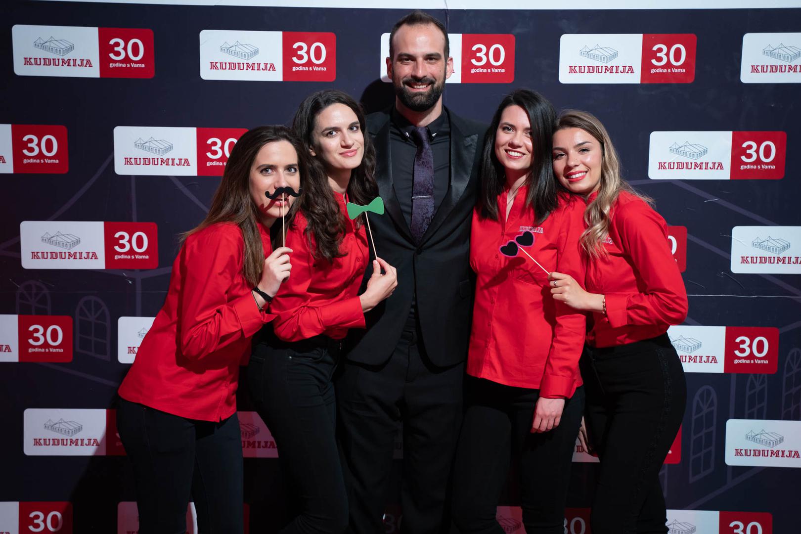 Ivan Šaric s hostesama