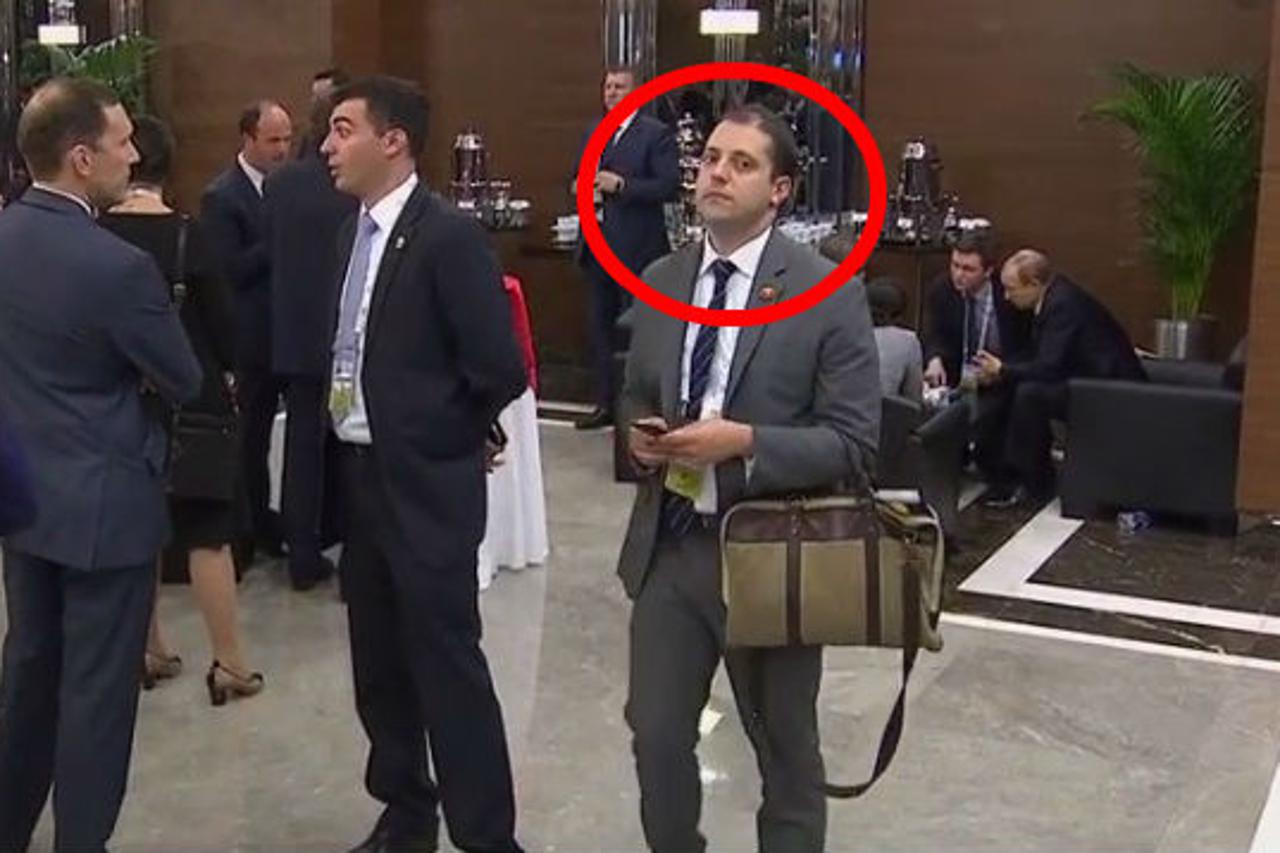 Prišuljao se Obami i Putinu 