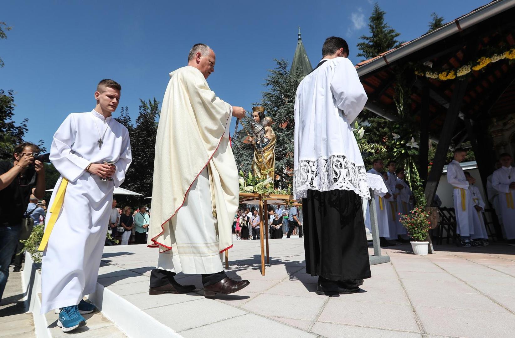 Veliki broj vjernika povodom blagdana Velike Gospe, posjetio crkvu Uznesenja Blažene Djevice Marije u Stenjevcu, gdje su uz misna slavlja uživali u tradicionalnoj ponudi hrane i pića. 