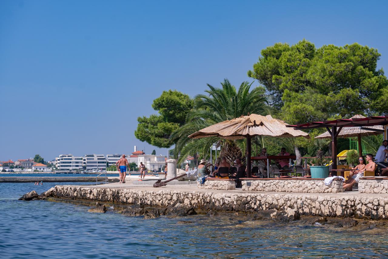 Zadar: Zbog onečišćenja zabrana kupanja na plaži Jadran
