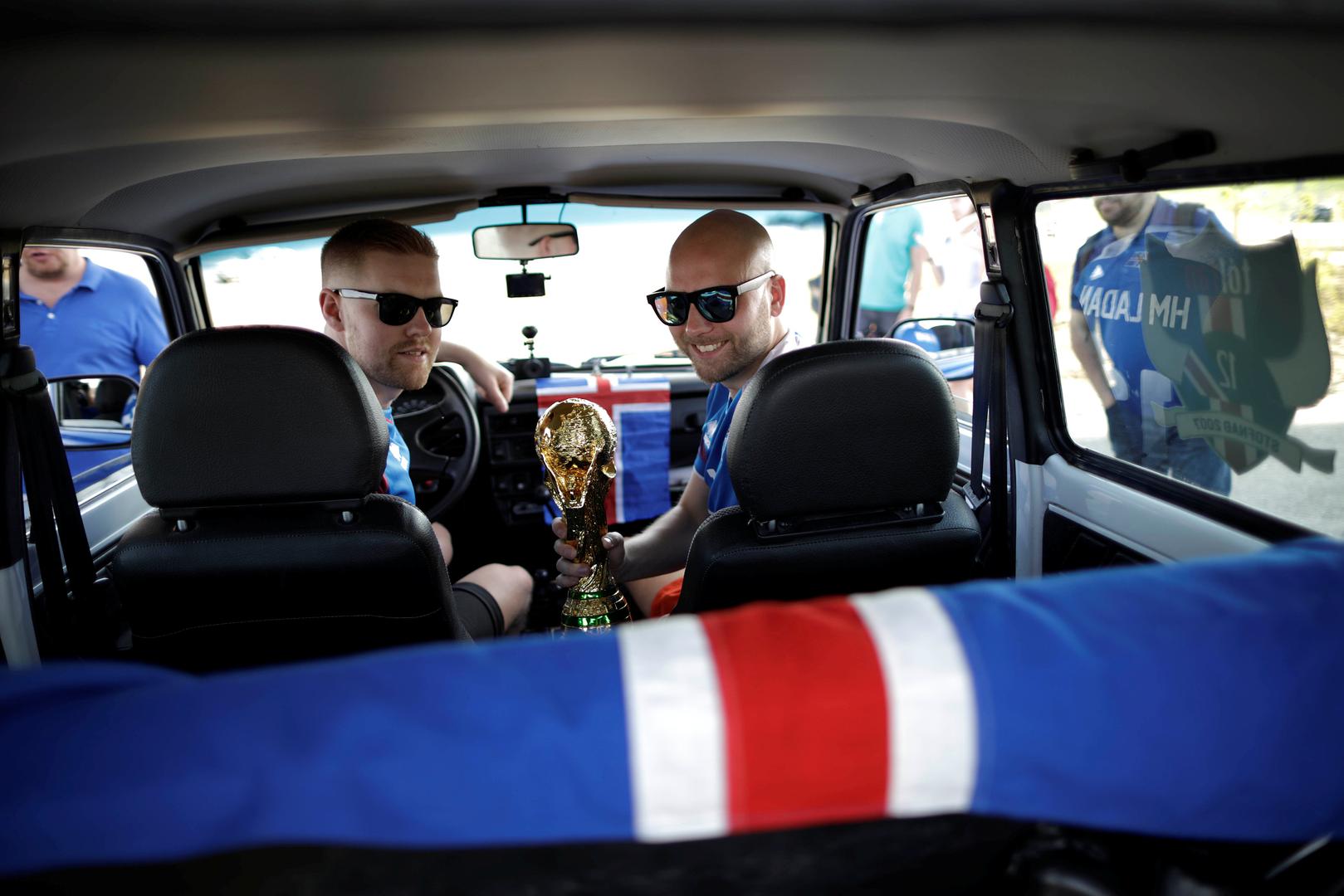 Prijatelji su Ladu osvojili na nekom natjecanju turističke agencije te su došli na ideju da automobilom prate reprezentaciju u Rusiji