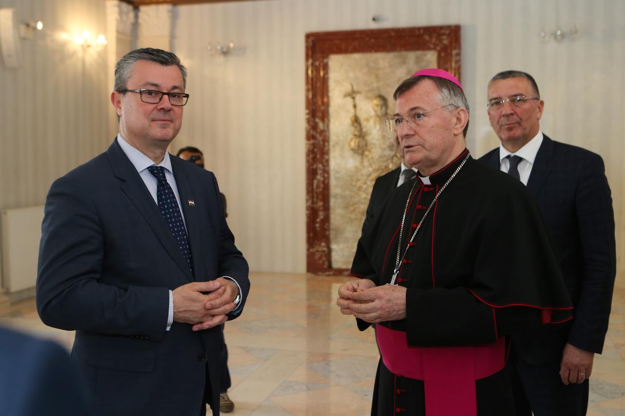 Premijer Orešković i mons. Barišić