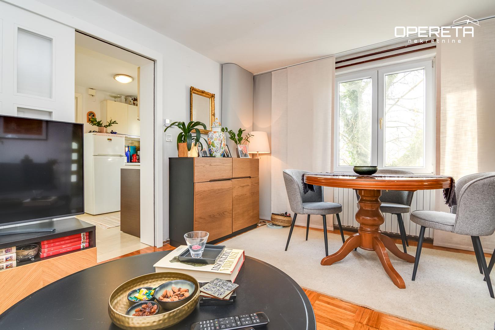 Na prodaju je kuća u Brdovcu, naselje Šenkovec, površine 100,64 m², smještena na mirnom brijegu s otvorenim pogledom na okolna mjesta i Sloveniju.