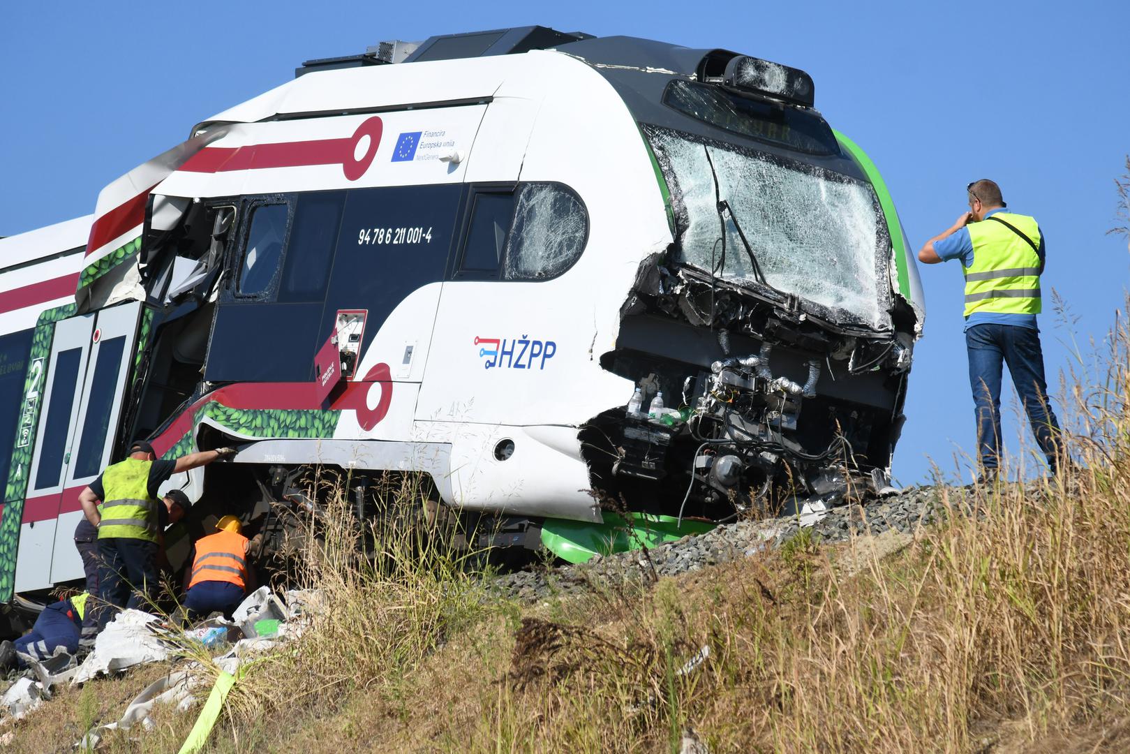 Ekipe su dosad uspjele ukloniti vagone teretnog vlaka te razdvojiti lokomotive, a sada je jedan od ključnih zadataka podizanje električnog vlaka. Još se ne zna kada će se za to stvoriti potrebni uvjeti, kao ni kada će na ovoj dionici ponovno biti uspostavljen putnički željeznički promet. Teška željeznička nesreća dogodila se u subotu kod Škrinjara, na pruzi Zagreb – Bjelovar.